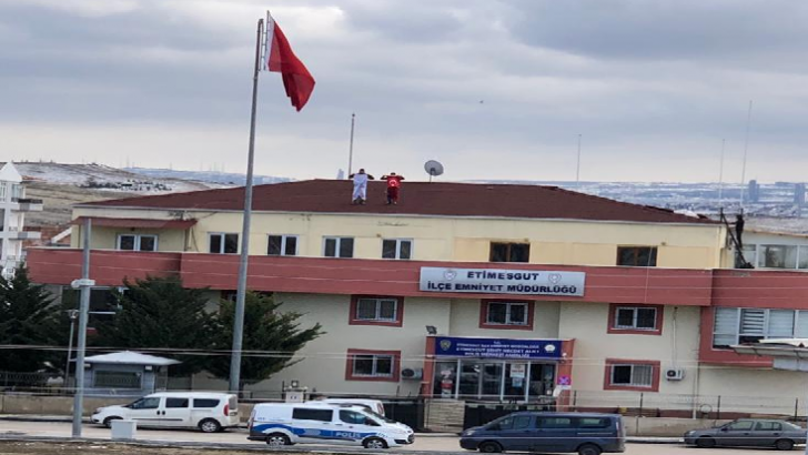 Etimesgut İlçe Emniyet Müdürlüğü Karakol Binamızın çatısı, Derneğimiz tarafından yenilenmiştir.