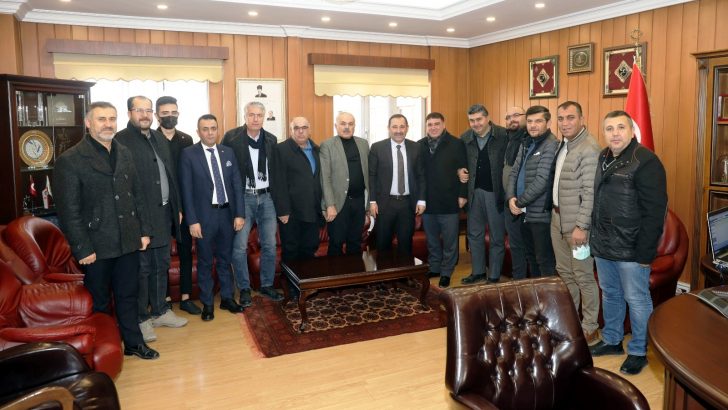 Dernek Başkanımız Baki ÇELEN ve Yönetim Kurulu Üyeleri Etimesgut Belediye Başkanı Sayın Enver DEMİREL’e 2022 yılının ilk ziyaretini gerçekleştirdi. Güncel olaylar, inşaat sektörü sıkıntıları gibi birçok konuda fikir alışverişinde bulunuldu.
